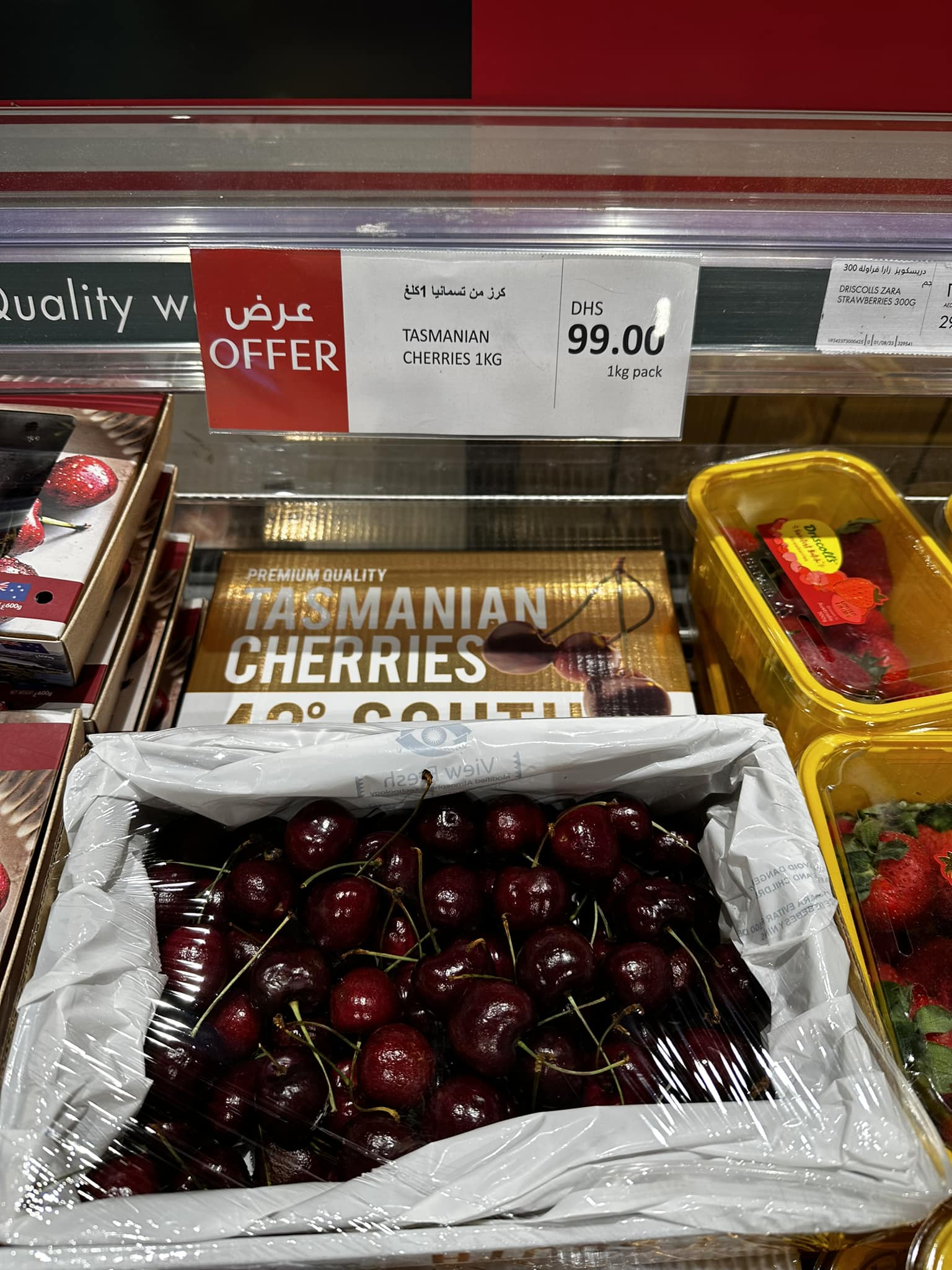Offerta speciale, 1kg di ciliegie, 25 euro.

Vengono dalla Tasmania.

A piedi.