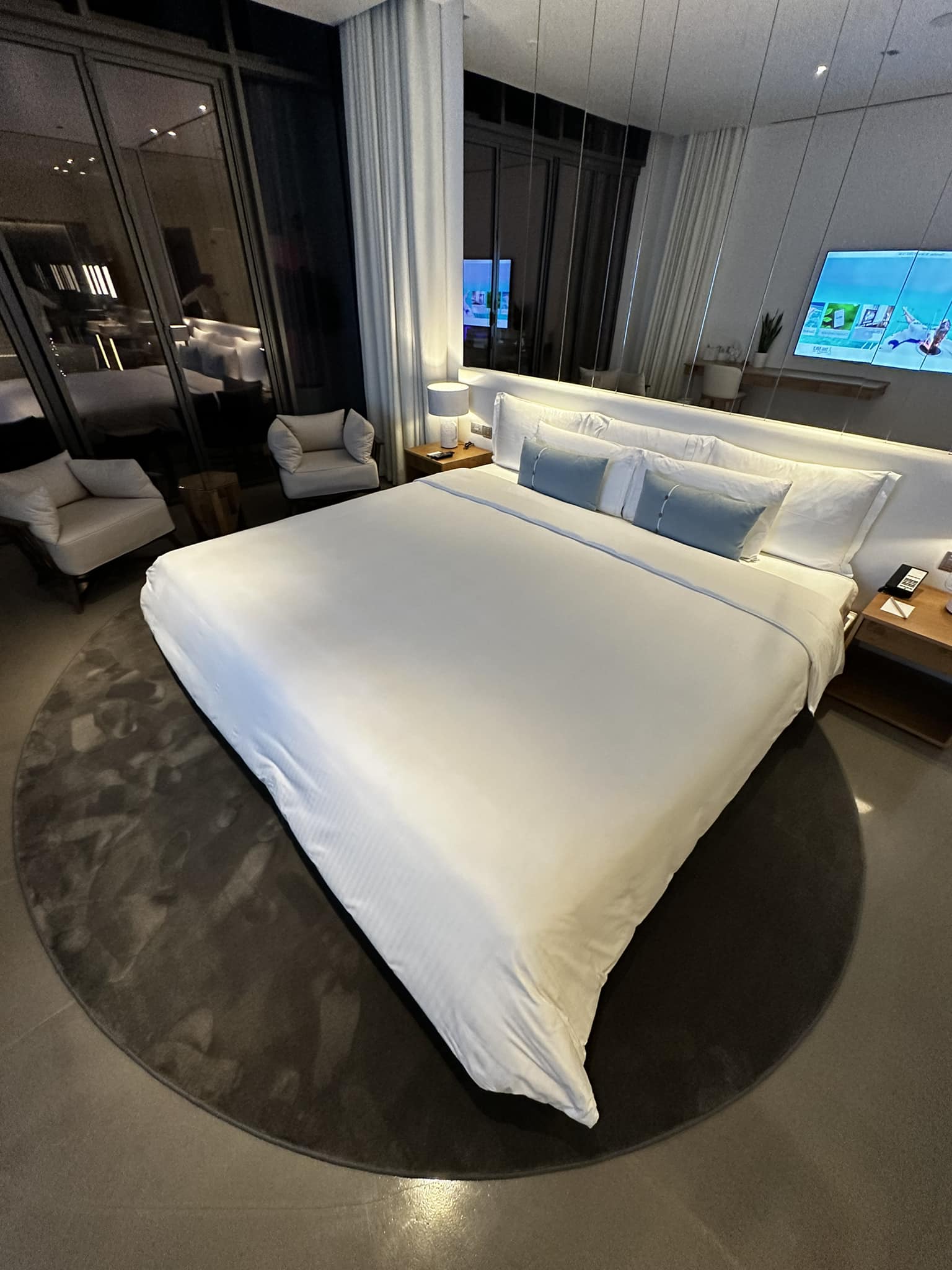 Dove si trova il letto più grande di tutti gli Emirati Arabi?
Al Nikki Beach di Jumeirah.
La spettacolare penthouse ha un letto matrimoniale da 364cm x 200 cm.
Ideale per ospitare un condiminio di 3 piani!